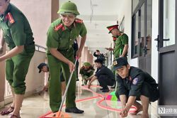 Chủ nhật không nghỉ, chiến sĩ Công an Huế dọn trường đón học sinh vùng biên