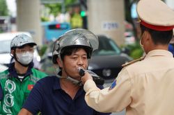 CSGT Hà Nội kiểm tra nồng độ cồn dịp lễ, 'một cốc bia từ sáng' vẫn bị xử lý