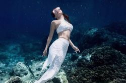 Diệp Lâm Anh gây sốt với tạo hình độc lạ giữa lòng đại dương