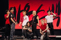 Stray Kids liên tục gặp sự cố trên sân khấu