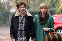 Harry Styles bất ngờ nhắc đến đám cưới của Taylor Swift và Travis Kelce