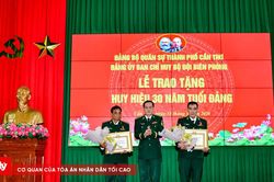 BĐBP TP Cần Thơ trao Huy hiệu Đảng dịp Quốc khánh 2/9