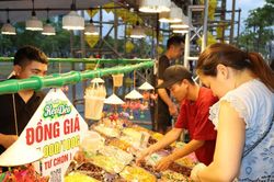 Thưởng thức ẩm thực Việt Nam - Thái Lan giữa không gian lễ hội Huế