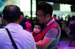 Các ông bố thế hệ Millennials dành nhiều thời gian hơn cho con cái
