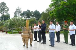 Đồng chí Bí thư Thành ủy Vũ Hồng Văn dâng hương Đền thờ Liệt sĩ tại Xuân Lộc và Long Khánh