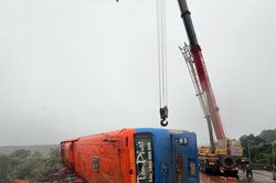 Gia Lai: Lật xe khách giường nằm, 1 người tử vong tại chỗ