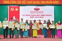 Đảng ủy xã Chư Sê và Tuy Phước trao tặng huy hiệu Đảng cho các đảng viên