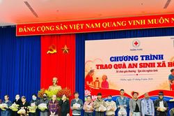 Pleiku trao 100 suất quà cho các hộ có hoàn cảnh khó khăn