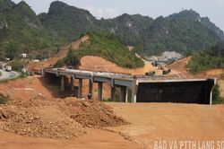 Êm thuận đường ra cửa khẩu
