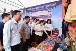 Các đồng chí lãnh đạo tỉnh thăm, động viên các đơn vị tham gia Tuần Văn hóa - Du lịch Mộc Châu năm 2026