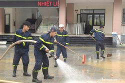 Tuổi trẻ công an chung tay vệ sinh trường nội trú liên cấp vùng biên
