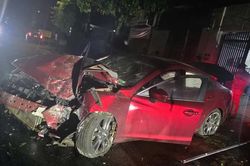 Đắk Lắk: Ô tô Mazda 6 lao vào cổng hai nhà dân lúc rạng sáng