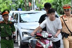 Không đội mũ bảo hiểm, 'né' chốt nồng độ cồn, nhiều thanh niên bị xử lý