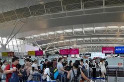 Nội Bài và Tân Sơn Nhất nhộn nhịp ngày đầu kỳ nghỉ lễ, không xảy ra tình trạng quá tải