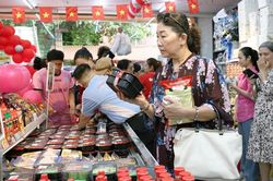Nghỉ lễ dài ngày, hàng hóa khuyến mãi nhiều