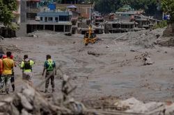 Nepal chạy đua giải cứu hàng trăm người trong hầm thủy điện