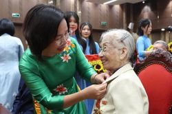 Tấm Huy hiệu trên ngực áo, lời thề trong tim