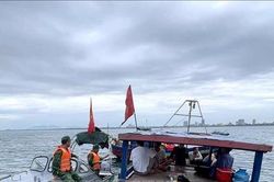 Kịp thời cứu nạn 4 ngư dân bị chìm tàu trong đêm