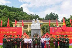 Khánh thành Tượng đài 'Bác Hồ với chiến sĩ Biên phòng' tại Pò Hèn