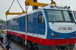 D19E thế hệ mới nâng sức kéo cho đường sắt Việt Nam