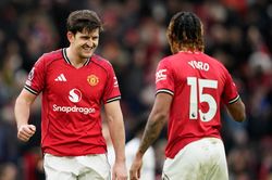 V&igrave; sao Maguire chạm tay v&agrave;o b&oacute;ng, vẫn ghi b&agrave;n hợp lệ cho Man Utd?