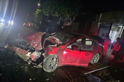 Ô tô tông sập cổng 2 nhà dân ở Đắk Lắk, tài xế có nồng độ cồn