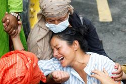 Cứu hộ Nepal xuyên đêm đào bới đường hầm, tìm hơn 900 công nhân mất tích