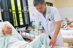 Quyết định táo bạo: Thay cùng lúc khớp háng và khớp vai cho cụ ông 85 tuổi nhiều bệnh nền