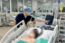 Từ vết đốt nhỏ dưới ngực, bé gái 14 tuổi rơi vào nguy kịch