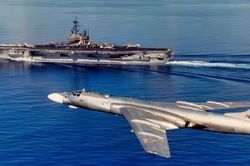 Oanh tạc cơ Tu-16 lao xuống biển sau 'màn khiêu khích' tàu sân bay Mỹ