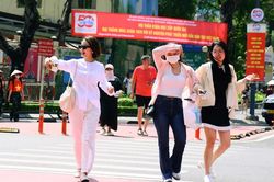 Nắng nóng diện rộng bao phủ miền Bắc, miền Trung