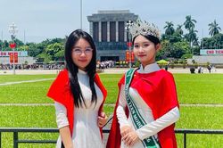 Người dân nô nức về Quảng trường Ba Đình chụp ảnh dịp Quốc khánh