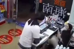 Nam thanh niên đội mũ, đeo khẩu trang cầm dao cướp tiệm tạp hóa ở Hải Phòng