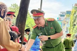 Công an phường Ba Đình 'chia nắng', trao nước mát cho người dân về Lăng Bác