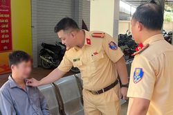 Đổ gục trên đường về quê vì kiệt sức, người đàn ông được Cảnh sát giao thông hỗ trợ kịp thời