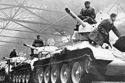 Vì sao Liên Xô chấp nhận một chiếc T-34 'xấu hơn' để sản xuất nhanh hơn?