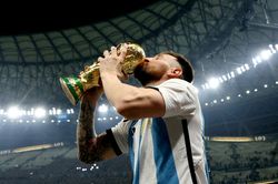 Messi bỏ lại Ronaldo một mình