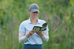 Golf thủ Mỹ tranh thủ đọc sách ngay giữa giải đấu