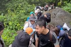 Hàng nghìn người nối hàng leo núi Bà Đen