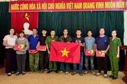 Công an Cao Bằng trao 500 lá cờ Tổ quốc tới đồng bào vùng biên