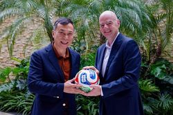 Tổng Thư ký FIFA ấn tượng với tình yêu bóng đá tại Việt Nam