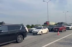 Ô tô về Hà Nội tăng cao, CSGT tổ chức cho xe đi ngược chiều trên cao tốc Cao Bồ - Pháp Vân