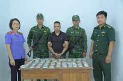 Lạng Sơn: Bắt đối tượng vận chuyển 392 tờ 100 USD nghi giả
