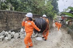 Những 'bóng hồng' bám hiện trường ngành điện