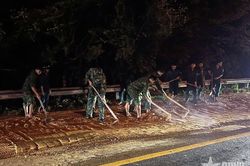 Bộ đội dọn bùn, cát trong đêm, giúp nhân dân đi lại an toàn
