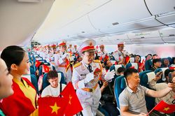 Giai điệu mừng Quốc khánh vang lên ở độ cao 10.000m trên chuyến bay Vietnam Airlines
