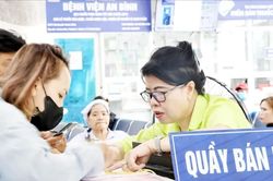 Chậm cập nhật danh mục thuốc bảo hiểm y tế: Người bệnh thêm nặng gánh