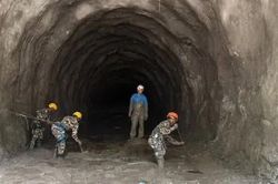 Chạy đua giải cứu hàng trăm người mắc kẹt trong các đường hầm thủy điện sau lũ quét ở Nepal và Trung Quốc