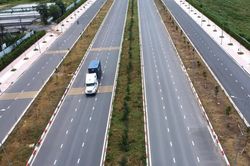 Tất bật thi công tuyến đường 10 làn xe kết nối sân bay Long Thành
