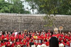 Đông đảo du khách tham quan hệ thống di tích lưu niệm Bác Hồ ở Nghệ An và Huế